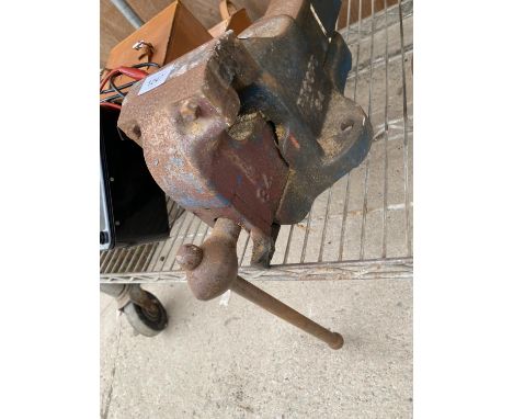A RECORD 84 BENCH VICE 