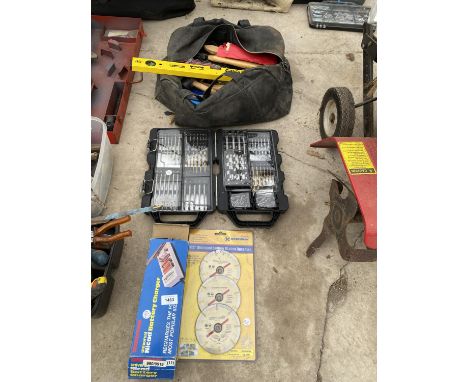 AN ASSORTMENT OF TOOLS TO INCLUDE HAMMERS, DRILL BITS AND CUTTING DISCS ETC 