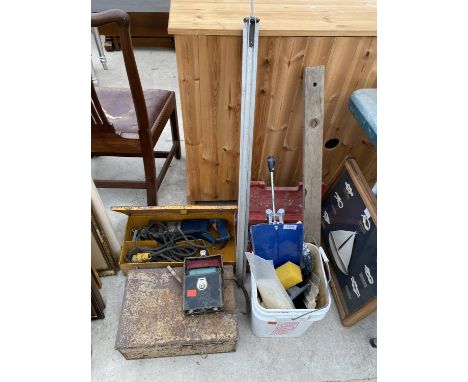 AN ASSORTMENT OF TOOLS TO INCLUDE A 110V DRILL, SPIRIT LEVEL AND A VINTAGE COWLEY LEVEL ETC 