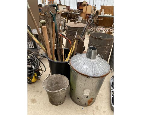 AN ASSORTMENT OF GARDEN ITEMS TO INCLUDE A GALVANISED BUCKET, A FIRE BIN AND GARDEN TOOLS ETC 