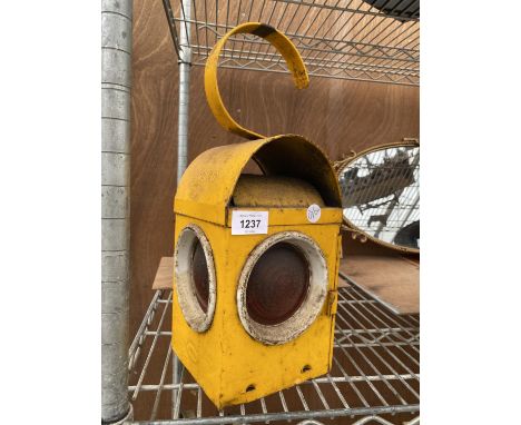 A VINTAGE 'KENLITE' ROAD LAMP 