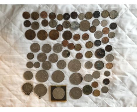 A MIXED COLLECTION OF VINTAGE BRITISH AND SOME FOREIGN COINS TO INCLUDE A 1889 SILVER HALF CROWN COMMEMORATIVE CROWNS, TWO SH