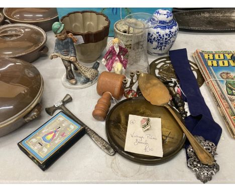 A MIXED LOT TO INCLUDE FIGURES, A VINTAGE JELLY MMOULD, BROOCHES, BRASSWARE, NURSES BELT AND BUCKLE, JARS, ETC 