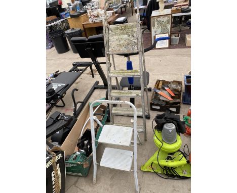 A FOUR RUNG ALUMINIUM STEP LADDER AND A FURTHER TWO RUNG STEP 