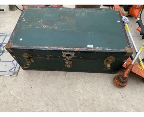 A LARGE VINTAGE TRAVEL TRUNK 