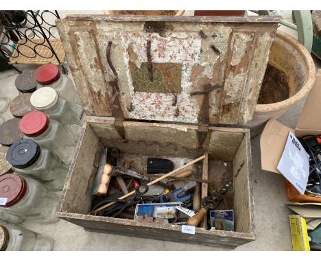 A VINTAGE WOODEN JOINERS CHEST WITH AN ASSORTMENT OF TOOLS TO INCLUDE A BRACE DRILL, A WOOD PLANE AND BUTCHERS SCALES ETC 