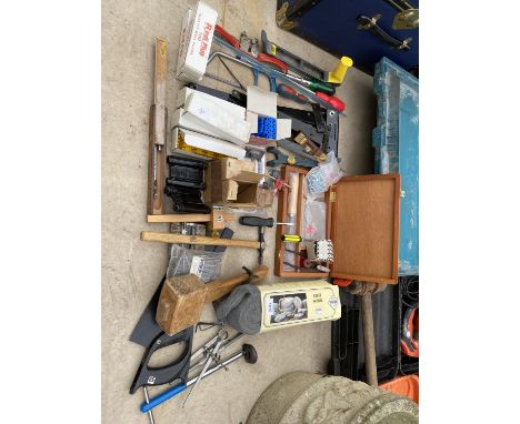 AN ASSORTMENT OF TOOLS TO INCLUDE HINGES, HAMMER, SCREW DRIVERS AND SNIPS ETC 