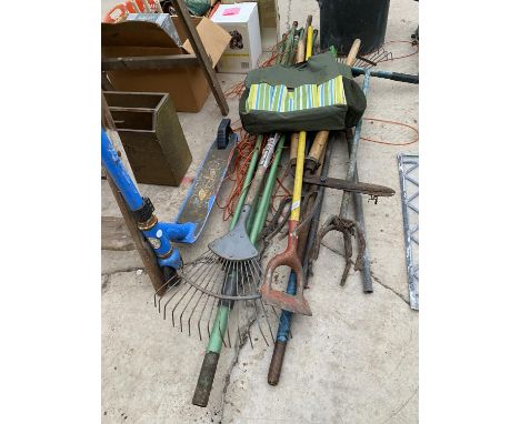 AN ASSORTMENT OF GARDEN TOOLS TO INCLUDE RAKE, HOE AND FORK ETC 