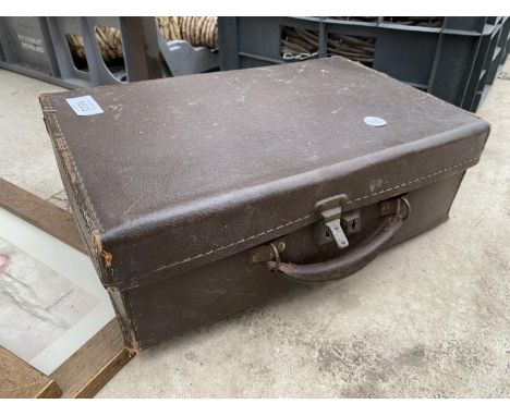 A SMALL VINTAGE TRAVEL CASE 