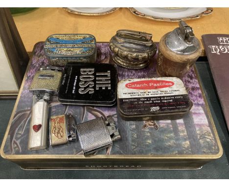 A QUANTITY OF VINTAGE TINS AND LIGHTERS TO INCLUDE A RONSON 'CROWN' TABLE LIGHTER, ETC 