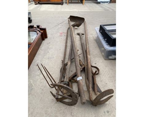 AN ASSORTMENT OF VINTAGE TOOLS TO INCLUDE SYTHES, A DITCHING FORK AND SWAN NECK SPADE ETC 