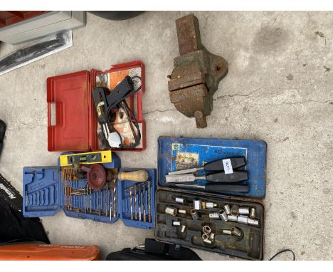 AN ASSORTMENT OF TOOLS TO INCLUDE A SMALL BENCH VICE, DRILL BITS AND CHISELS ETC 