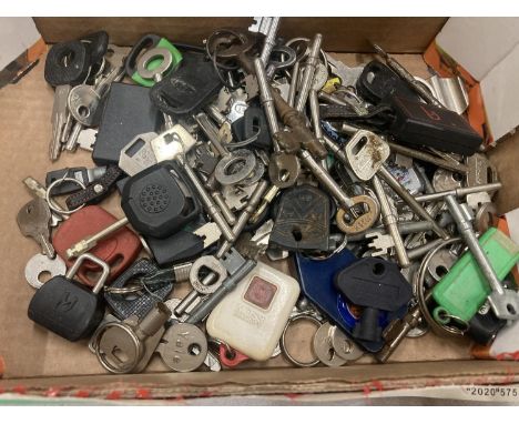 A QUANTITY OF VINTAGE DOOR AND CAR KEYS 