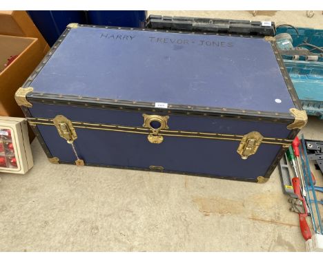A LARGE VINTAGE TRAVEL TRUNK WITH BRASS FITTINGS 