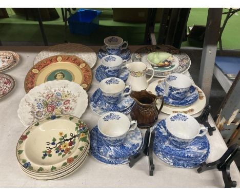 A COLLECTION OF CERAMIC ITEMS TO INCLUDE RIDGWAY IRONSTONE BLUE AND WHITE CUPS, SAUCERS AND SIDE PLATES, CABINET PLATES, JUGS