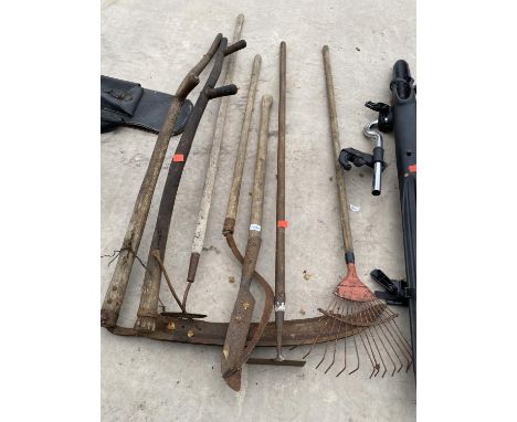 AN ASSORTMENT OF VINTAGE TOOLS TO INCLUDE SYTHES AND RAKES ETC 