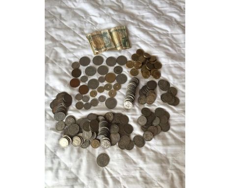 A COLLECTION OF VINTAGE COINS TO INCLUDE A 1922 FLORIN, A QUANTITY OF THREEPENCE PIECES, A LARGE AMOUNT OF SHILLINGS, SOME IN