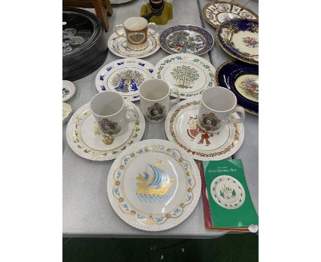SIX VINTAGE SPODE CHRISTMAS PLATES, A ROYAL WORCESTER PLUS FOUR QUEEN ELIZABETH 11  COMMEMORATIVE MUGS 