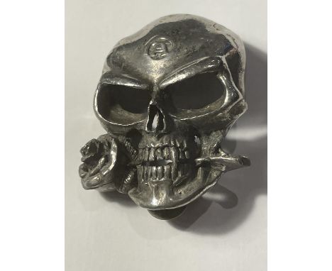A LARGE WHITE METAL SKULL BADGE LENGTH 6.5CM 