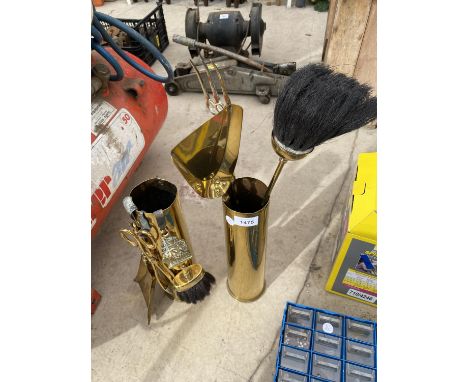 AN ASSORTMENT OF BRASS FIRE SIDE ITEMS TO INCLUDE A TOASTING FORK, SHOVEL AND BRUSHES ETC 