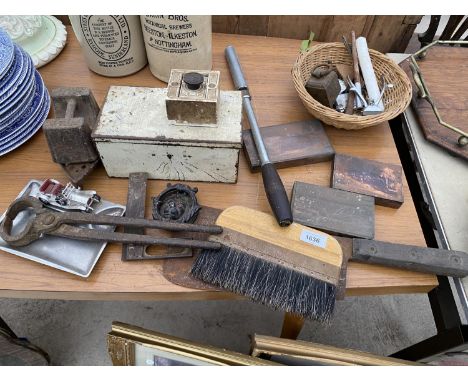 AN ASSORTMENT OF VINTAGE ITEMS TO INCLUDE TWO POCKET WATCHES, A DOOR KNOCKER AND A MEAT CLEAVER ETC 