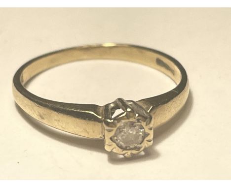 A 9 CART GOLD RING WITH A DIAMOND SOLITAIRE SIZE K 