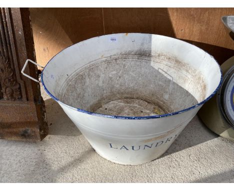 A VINTAGE ENAMEL LAUNDRY BATH 