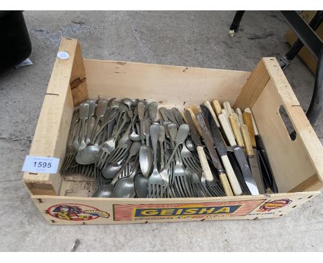 AN ASSORTMENT OF VINTAGE FLATWARE 
