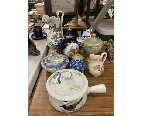 A QUANTITY OF CERAMIC ITEMS TO INCLUDE AN ELEPHANT TEAPOT, COPELAND SPODE FLORAL JUG, A FRENCHCASSEROLE BOWL, ONYX BOWLS, ETC
