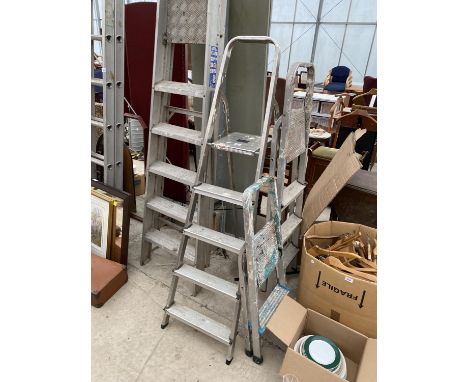 FOUR SETS OF ALUMINIUM STEP LADDERS TO INCLUDE A FIVE RUNG, FOUR RUNG AND THREE RUNG ETC 