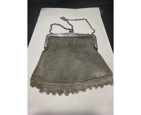 A VINTAGE WOVEN WHITE METAL PURSE POSSIBLY SILVER 