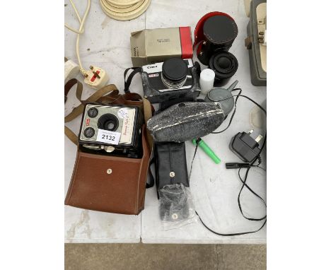 AN ASSORTMENT OF CAMERA EQUIPMENT TO INCLUDE A KODAK BROWNIE FLASH 2 CAMERA AND A CANON CAMERA ETC 