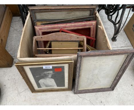 AN ASSORTMENT OF VARIOUS VINTAGE PHOTO FRAMES 