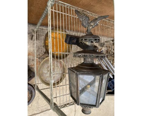 A VINTAGE BRASS WALL MOUNTED LIGHT FITTING WITH EAGLE DETAIL ON THE TOP 