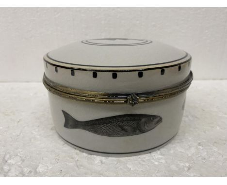 A CERAMIC LIDDED POT WITH IMAGES OF FISH 