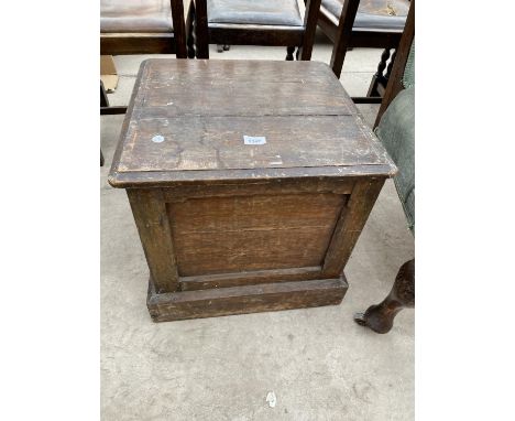 A VICTORIAN PINE BOX COMMODE 