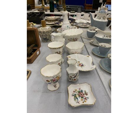 A QUANTITY OF CHINA ITEMS TO INCLUDE COALPORT, MINTON, AYNSLEY, ETC - TABLE LAMP, VASES, BOWLS, ETC 