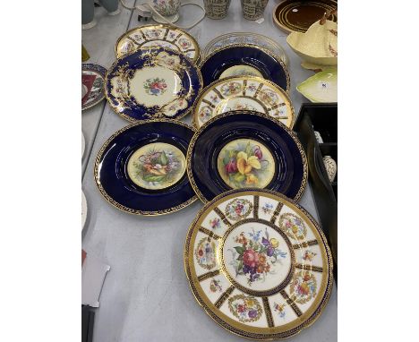 A COLLECTION OF CABINET PLATES TO INCLUDE ROYAL WORCESTER HANDPAINTED ORCHIDS, PARAGON, AYNSLEY 'ARISTOCRAT' ETC 