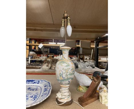 A VINTAGE POSSIBLY CONTINENTAL VASE WITH RUSTIC STYLE DECORATION WHICH HAS BEEN CONVERTED TO A LAMP HEIGHT APPROX 56CM 