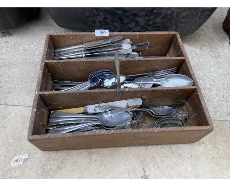 A VINTAGE WOODEN THREE SECTION STORAGE TRAY AND A LARGE QUANTITY OF FLATWARE 