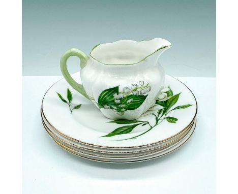 This beautiful collection includes 4 small plates in the Syringa pattern 14009, featuring white flowers and gold trim, along 