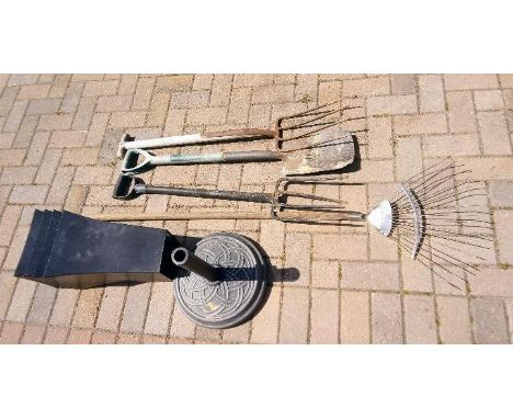 A mixed lot of gardening tools, four modern planters and a cast iron parasol stand. (qty)