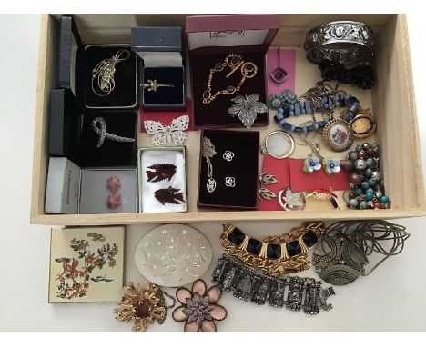 Costume jewellery - a good collection of bracelets, brooches, necklaces and earrings , part boxed, to include a pair of silve