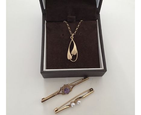 9 ct Gold - two 9 carat gold bar brooches both stamped 375, one set with amethyst and the other set with pearls and a 9 carat