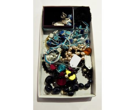 Quantity silver and costume jewellery including sodalite ring, horse brooch and other items 