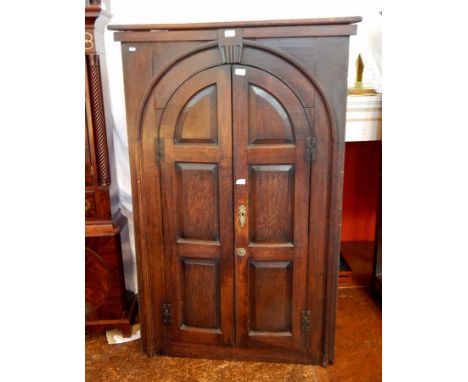 18th century oak corner cupboard, the arched panel doors enclosing shelves, height 158cm 