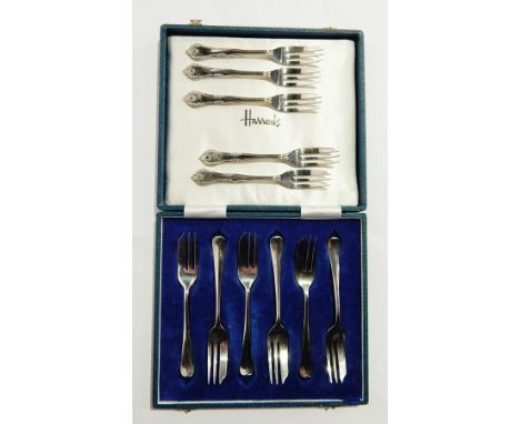 A set of six silver cake forks, Sheffield 1941 together with five further silver cake forks, Sheffield 1979 (boxed), 8oz appr