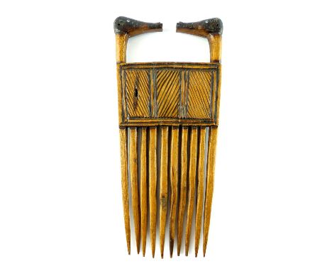 Angolan Chokwe style comb, carved with stylised twin bird heads above cross-hatched panels 