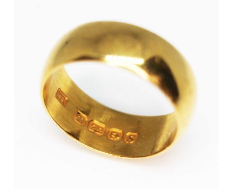 A hallmarked 22ct gold wedding band, wt. 6.9g, size K/L.  