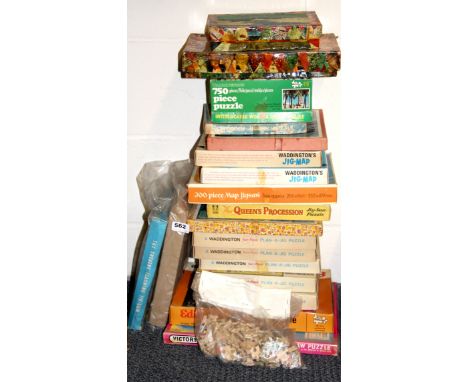 A quantity of vintage jigsaw puzzles.